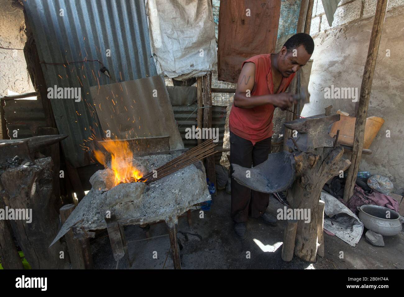 02.11.2019, Adama, Oromiyaa, Etiopia - un fabbro forgia chiodi di ferro nel suo laboratorio. Il Progetto Di Empowerment Economico Dei Giovani, Soggetto Alle Migrazioni E Alle Donne, Foto Stock