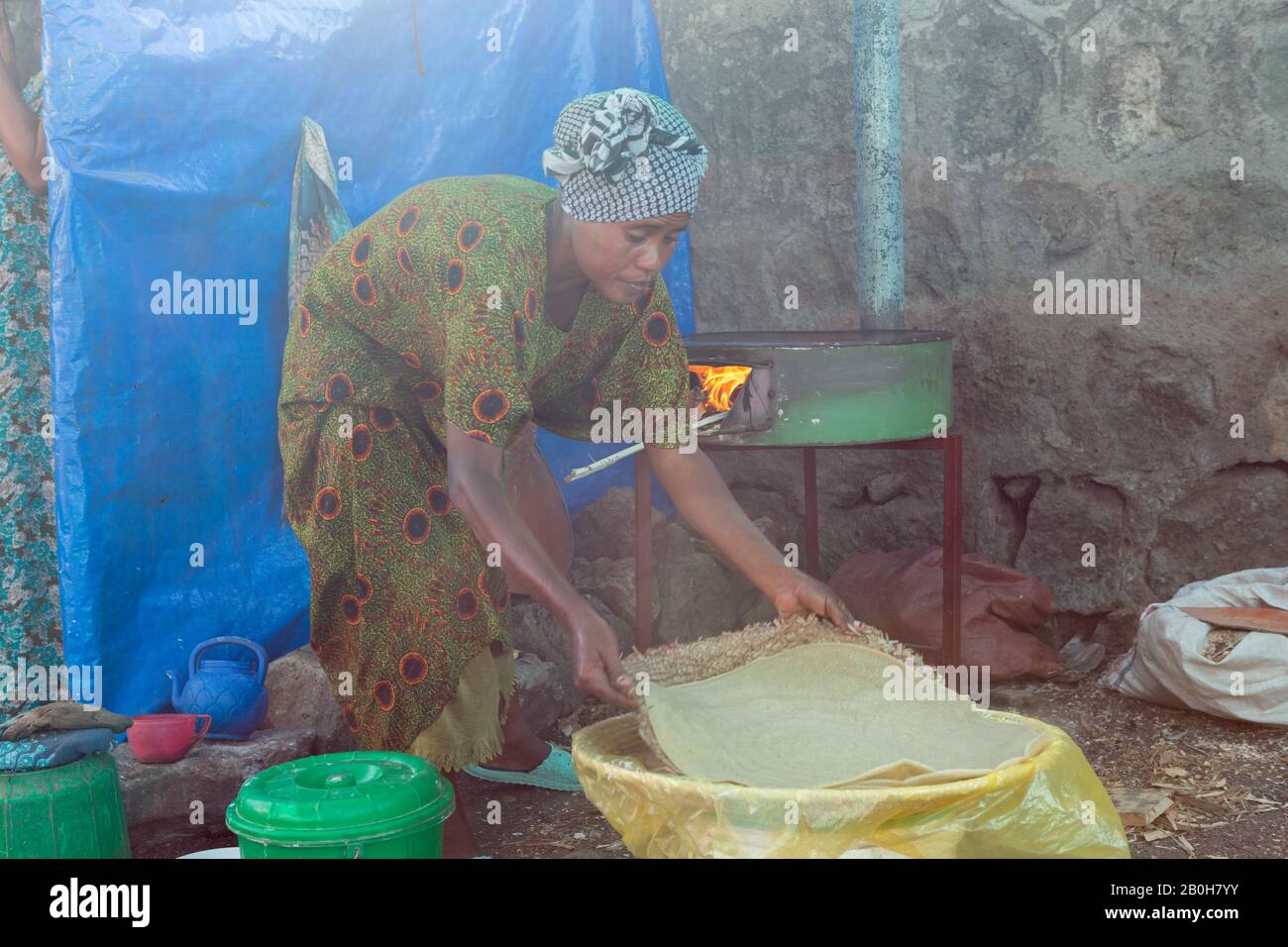 07.11.2019, Adama, Oromiyaa, Etiopia - Produzione della pasta locale Injira. Il Progetto Di Empowerment Economico Dei Giovani, Soggetto Alle Migrazioni E Alle Donne, Foto Stock