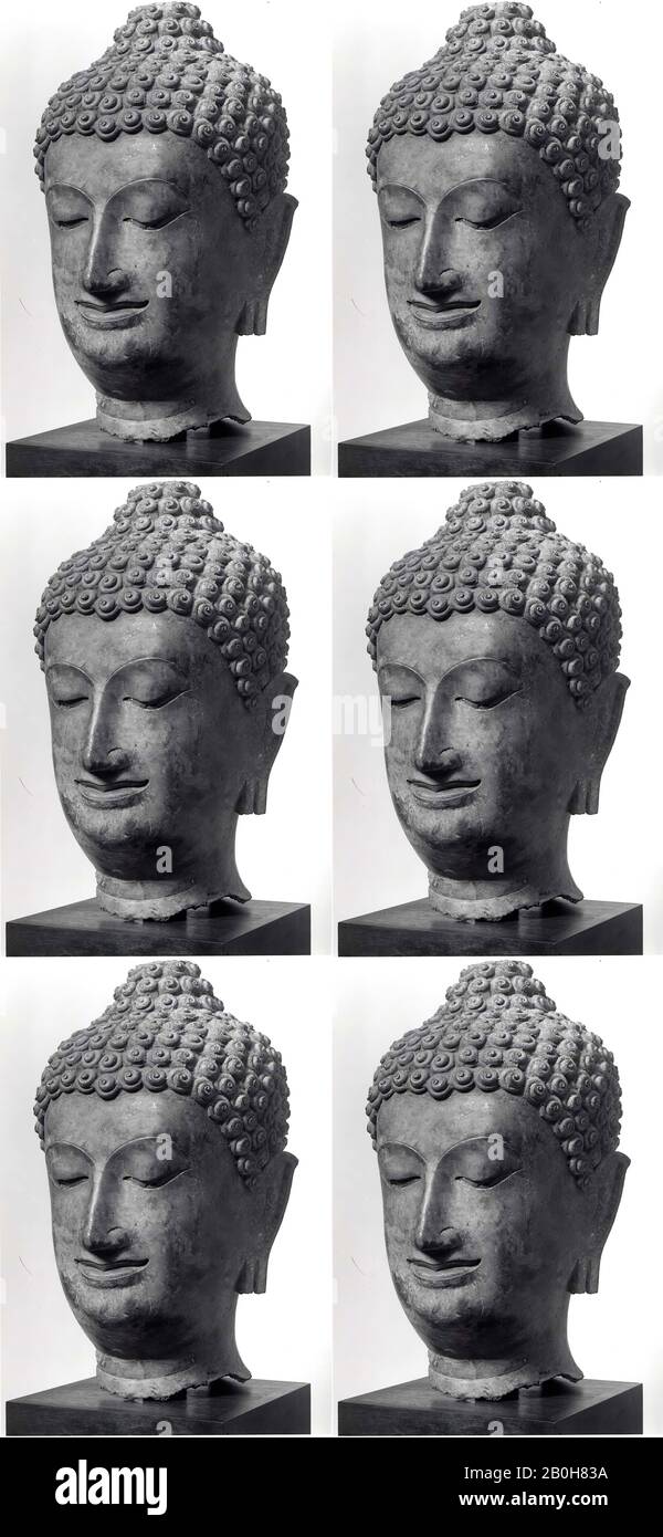 Capo di Buddha, Thailandia, 15th secolo, Thailandia, Bronzo con patina verde, H. ca. 17 1/2 in. (44,5 cm), scultura Foto Stock