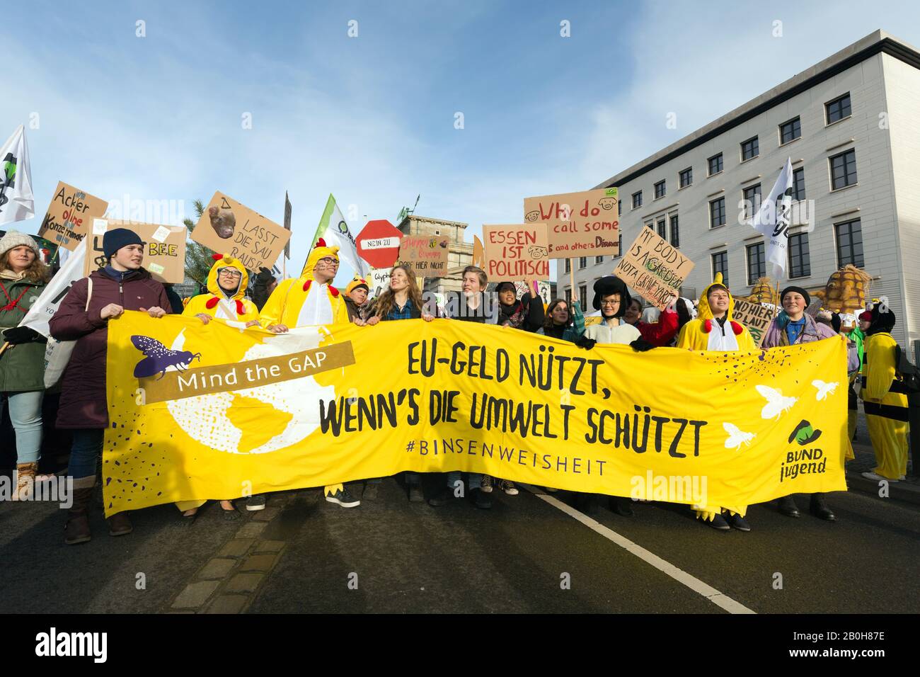 18.01.2020, Berlino, Berlino, Germania - i dimostranti dei giovani hanno un banner con lo slogan: Il denaro dell'UE è utile quando l'ambiente è protetto. Coltivatori Foto Stock