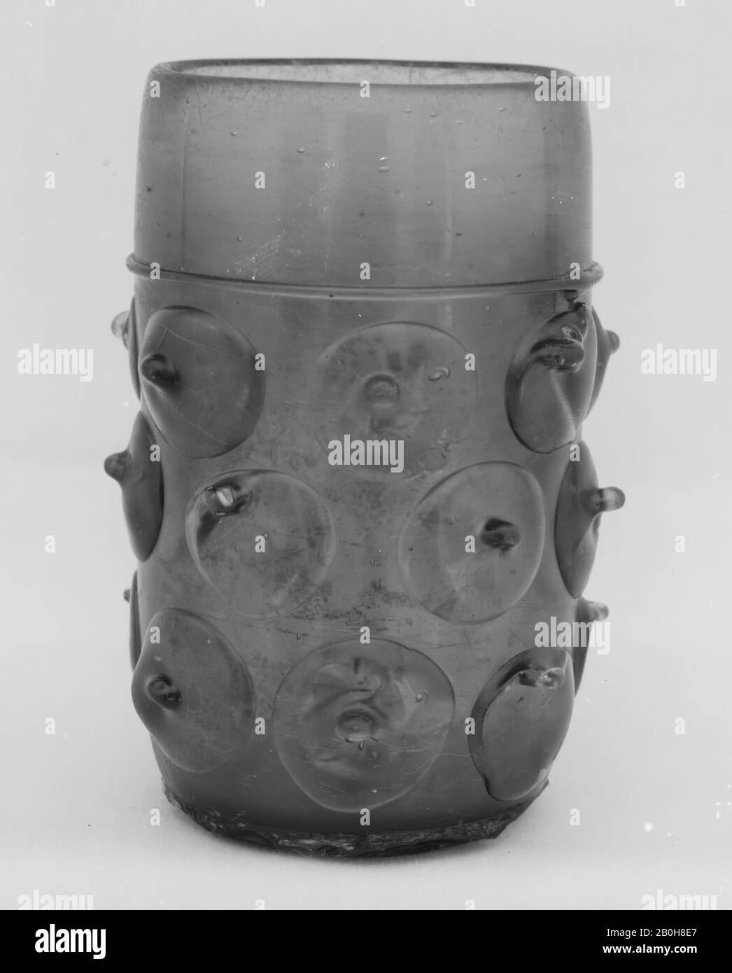 Becher, tedesco, 17th-16th secolo, tedesco, vetro, altezza: 6 1/8 poll. (15,6 cm), vetro Foto Stock