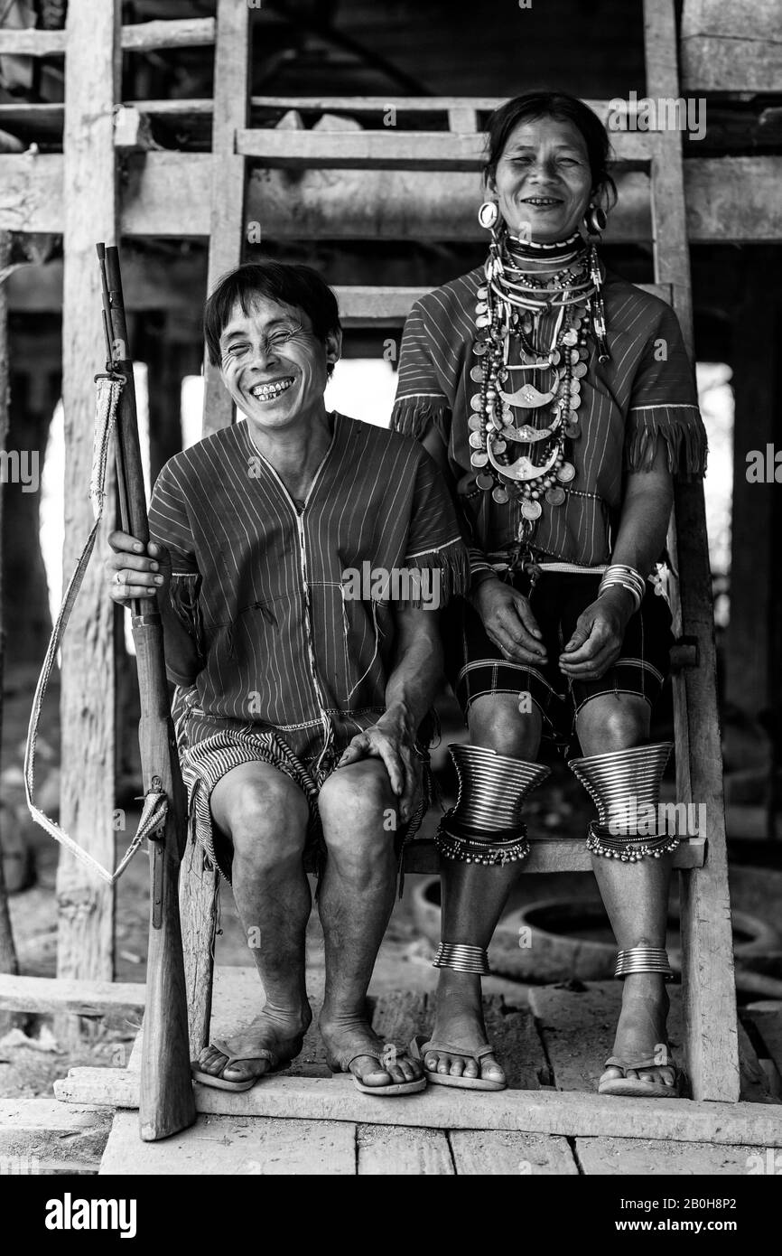 Munney (Il Cacciatore Di Villaggio) Dal Gruppo Etnico Di Kayaw Pone Fuori Della Sua Casa Con La Moglie, Il Villaggio Di Htay Kho, Loikaw, Myanmar. Foto Stock