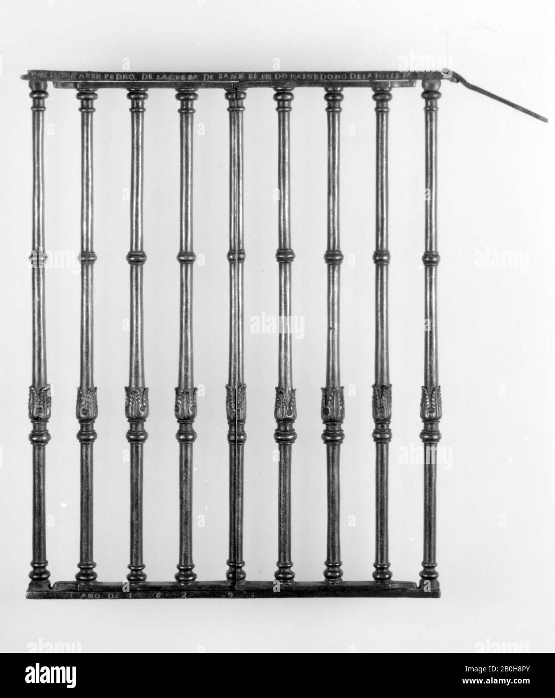 Parte di una griglia confessionale, spagnolo, 1629, spagnolo, ferro, 13 7/8 × 14 1/16 in. (35,2 × 35,7 cm), Ferro-Metallo Foto Stock