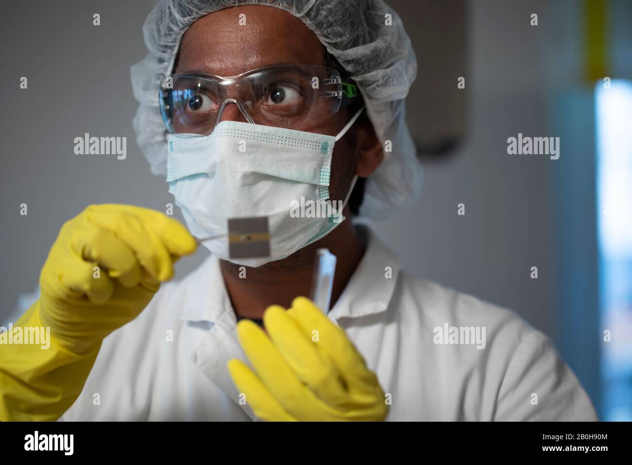 Scienziato in laboratorio con un campione di nanotecnologia Foto Stock