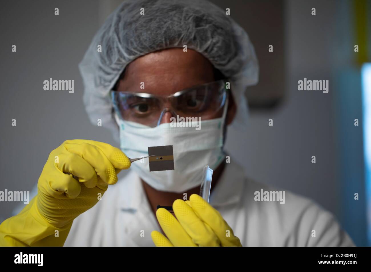 Scienziato in laboratorio con un campione di nanotecnologia Foto Stock
