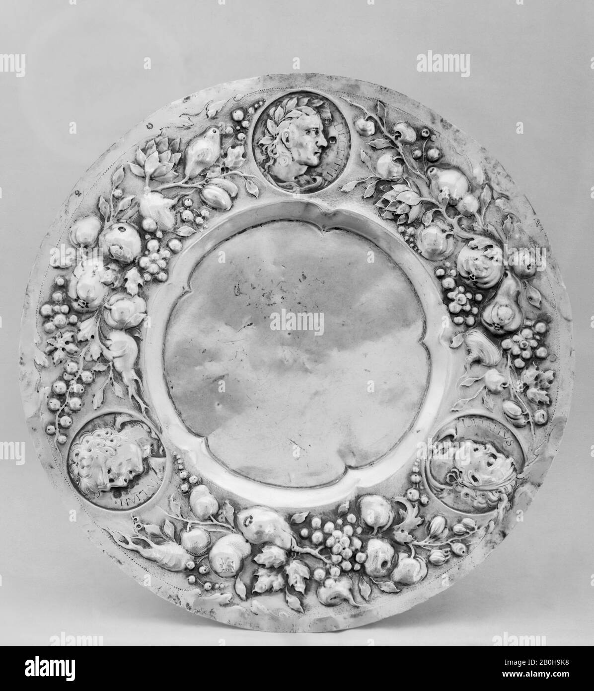 Piastra, Tedesca, Augusta, 1690, Tedesca, Augusta, Dorata, Diametro: 11 3/8 In. (28,9 cm), Metallo-argento Foto Stock