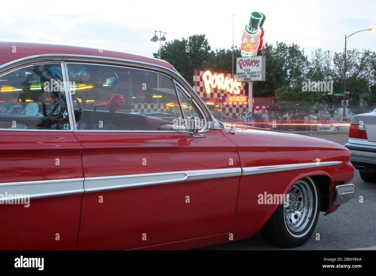 CA: 1962 Chevy Impala e l'indicazione per il ristorante drive-in di Porky su University Avenue a St. Paul, Minnesota Foto Stock