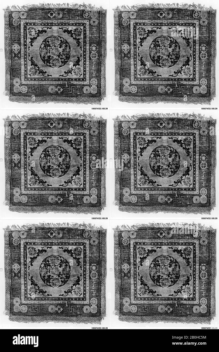 Rivestimento cuscino per sedia, Cina, dinastia Qing (1644–1911), Data fine 18th secolo, Cina, Fondazione: Ordito e trama di cotone; annodatura di lana, 30 x 32 pollici. (76,20 x 81,28 cm), tappeti tessili Foto Stock