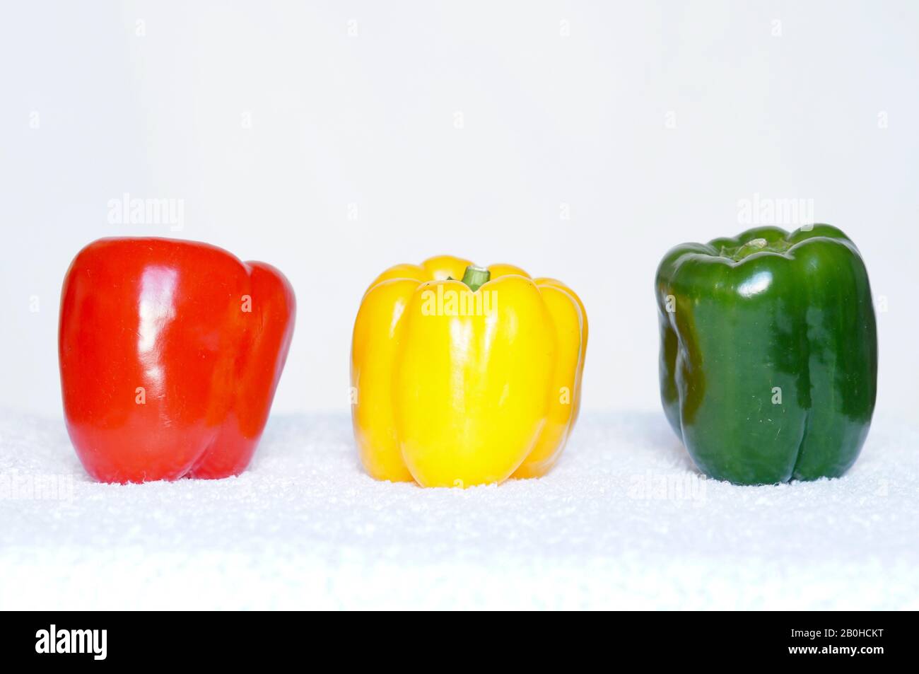 Peperoncini a campana di colore misto su sfondo bianco Foto Stock