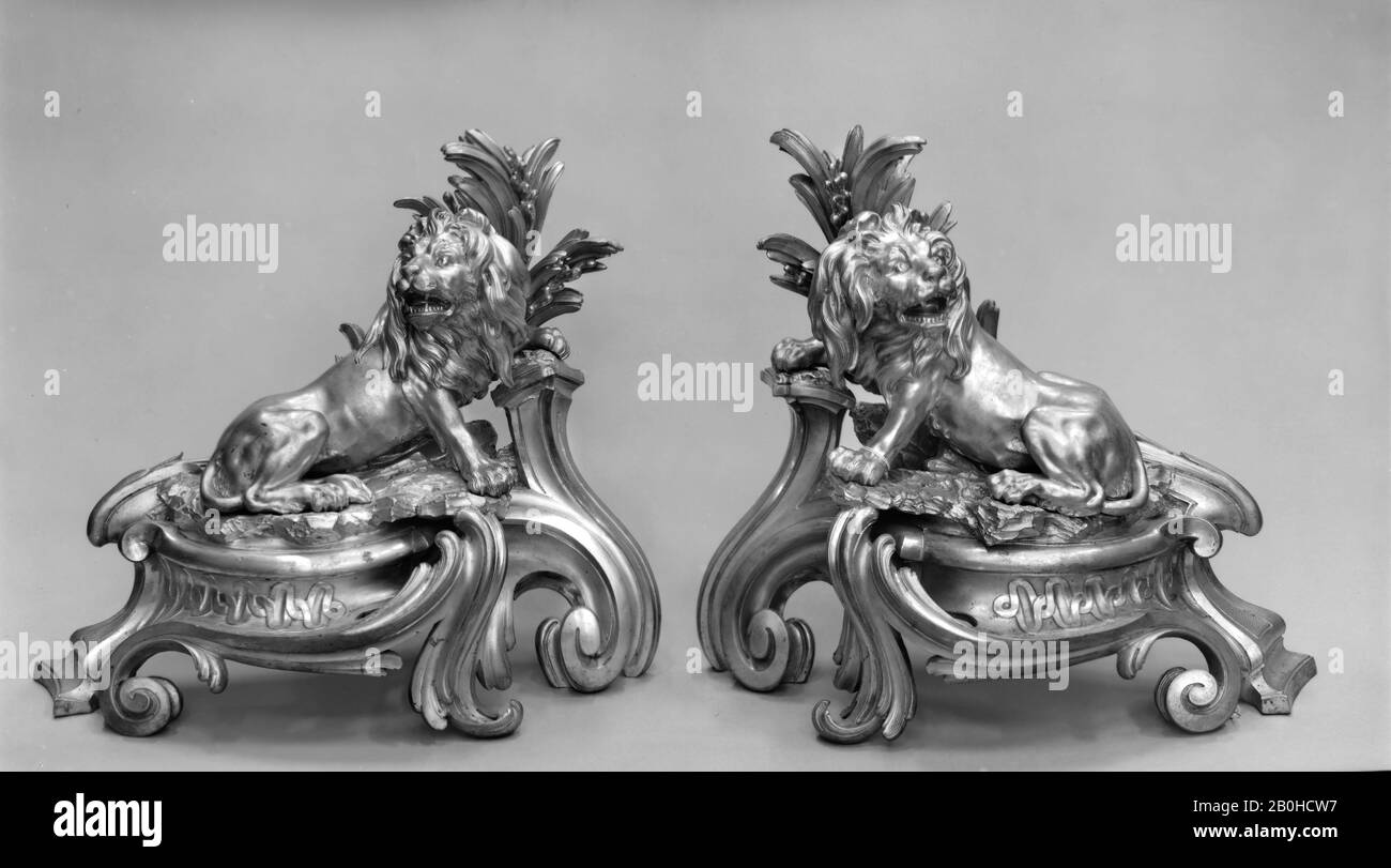 Coppia di andironi, francese, ca. 1765, francese, bronzo Dorato, .28) H. 15 1/2 x W. 15 1/2 x D. 6 in. (39,4 x 39,4 x 15,2 cm), 29) H. 16 1/2 x W. 16 1/2 x D. 6 7/8 in. (41,9 x 41,9 x 17,5 cm), bronzo Dorato Con Metallo Foto Stock