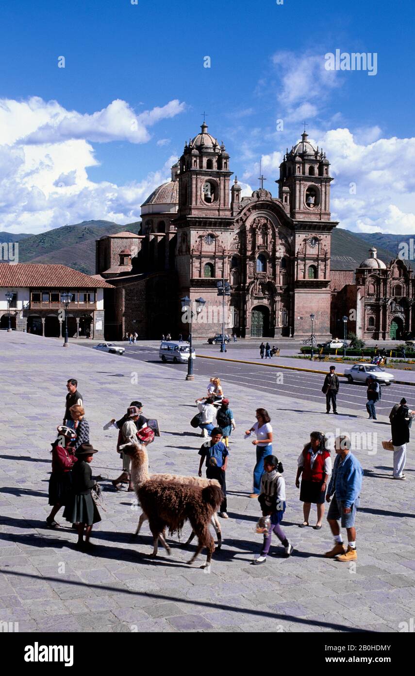 PERÙ, CUZCO, PIAZZA PRINCIPALE, COMPANIA DE JESUS CHIESA Foto Stock