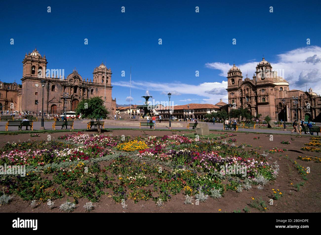 PERÙ, CUZCO, PIAZZA PRINCIPALE, CATTEDRALE E COMPANIA DE JESUS CHIESA Foto Stock