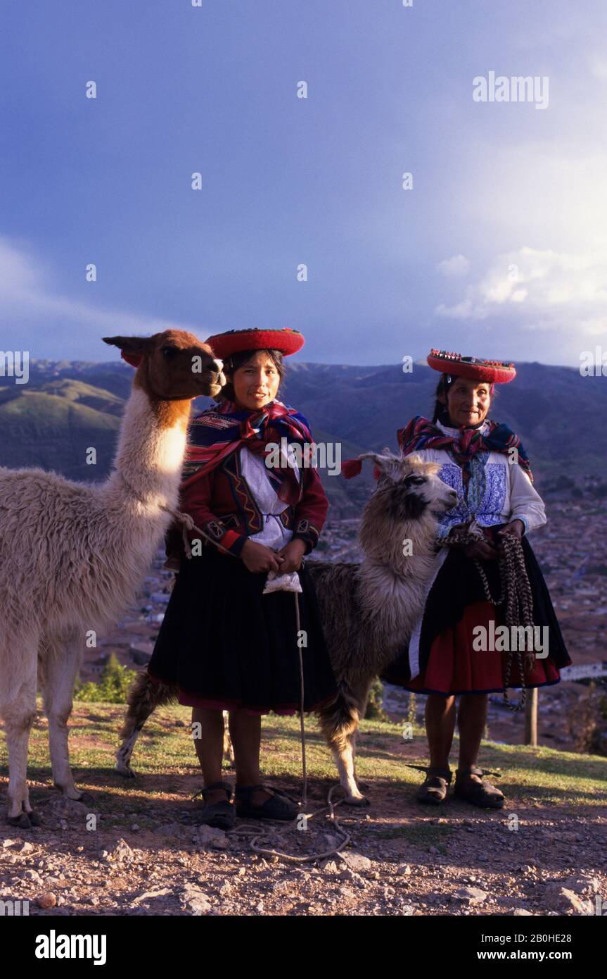 PERÙ, VICINO A CUZCO, QUECHUA DONNE CON LAMA IN SERATA LUCE Foto Stock