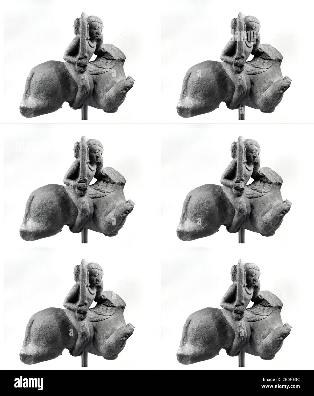 Figura Riding un cavallo, India, 7th secolo o più presto, India, arenaria rossa, H. 10 3/4 x W. 12 in. 27,3 x 30,5 cm, H. (con base): (35,2 cm), scultura Foto Stock