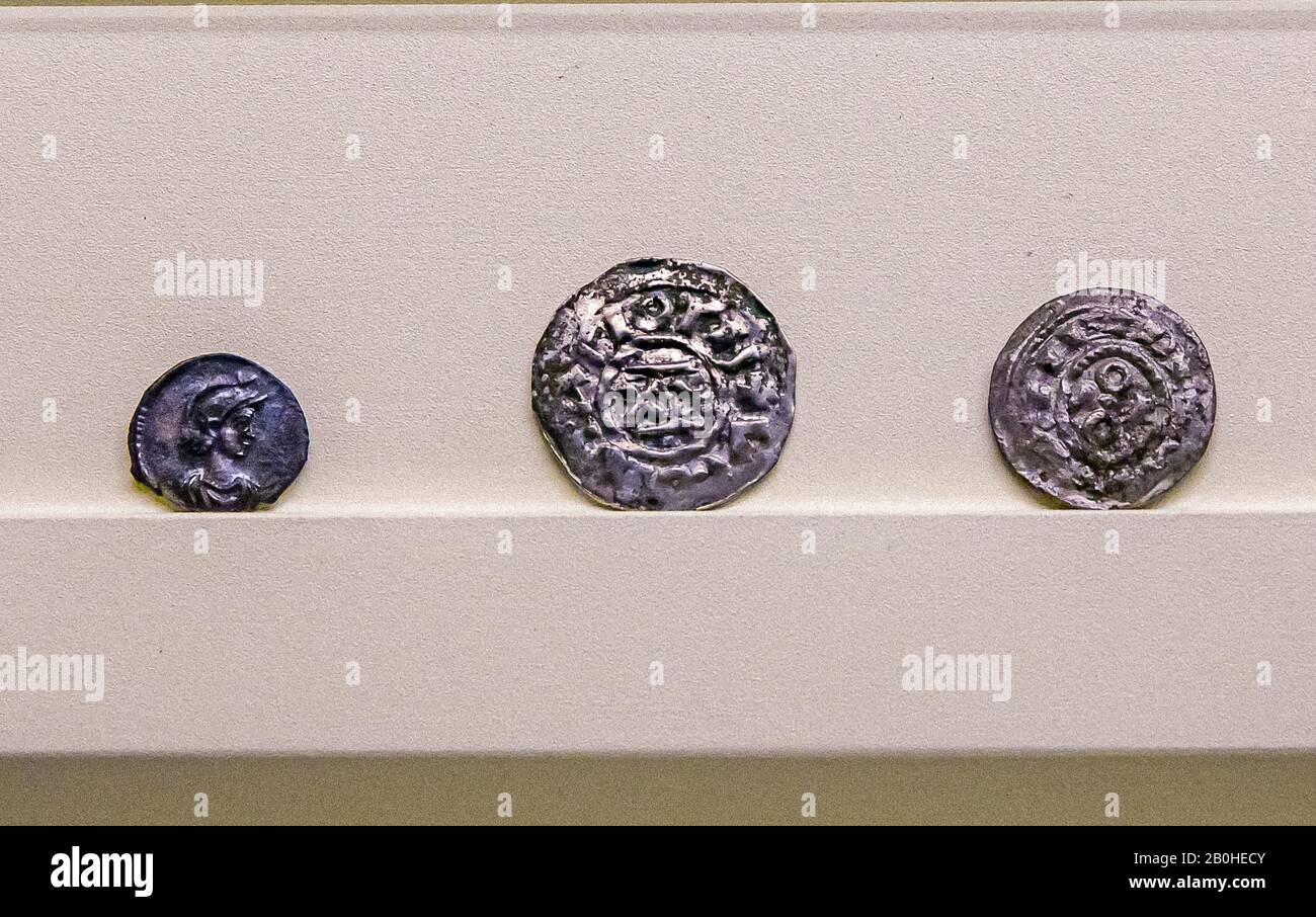 Italia Lombardia - Milano: Università Cattolica: Museo creato dall'antico icebox: Mostra di reperti - monete Foto Stock