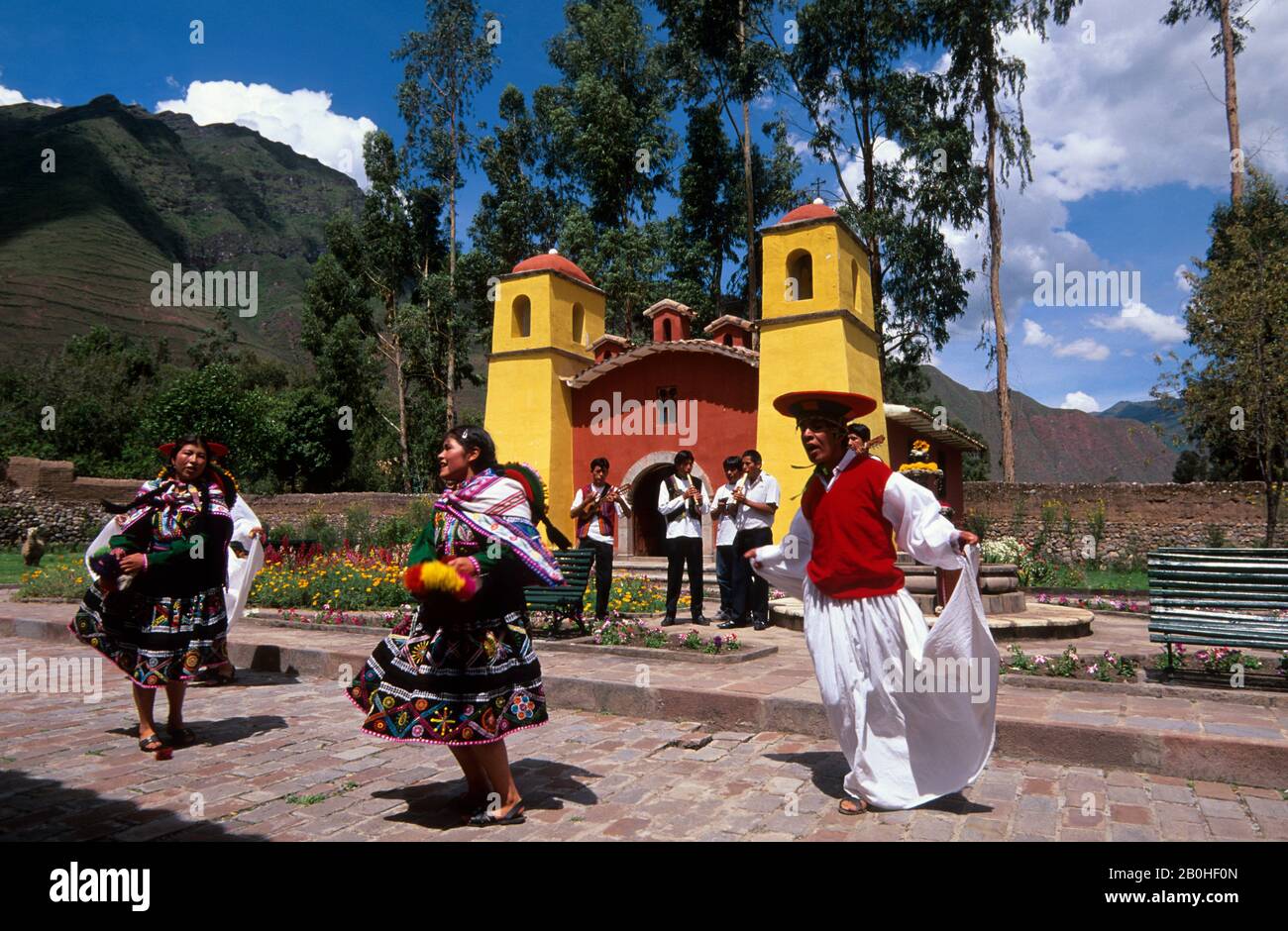 PERÙ, VICINO A CUZCO, VALLE SACRA, HOTEL POSADA DEL INCA, DANZE POPOLARI, SFONDO DELLA CHIESA Foto Stock