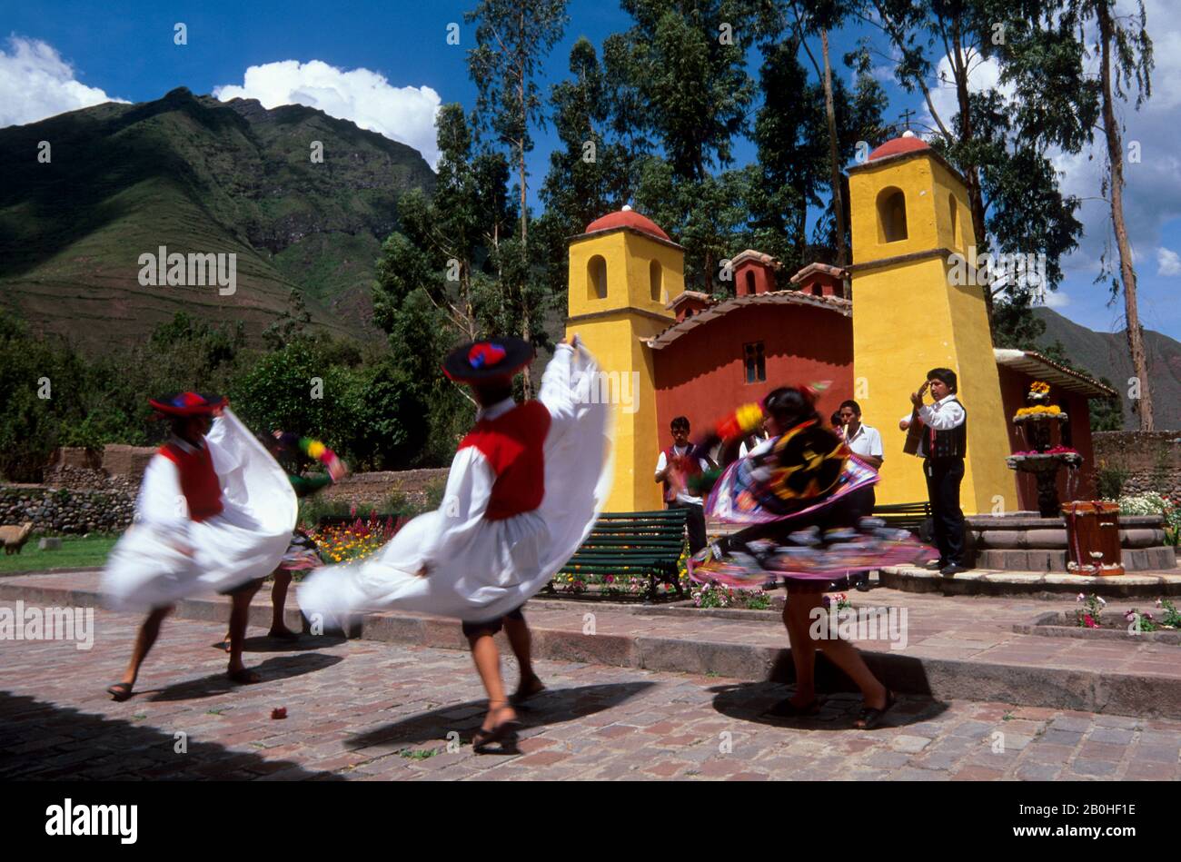 PERÙ, VICINO A CUZCO, VALLE SACRA, HOTEL POSADA DEL INCA, DANZE POPOLARI, SFONDO DELLA CHIESA Foto Stock