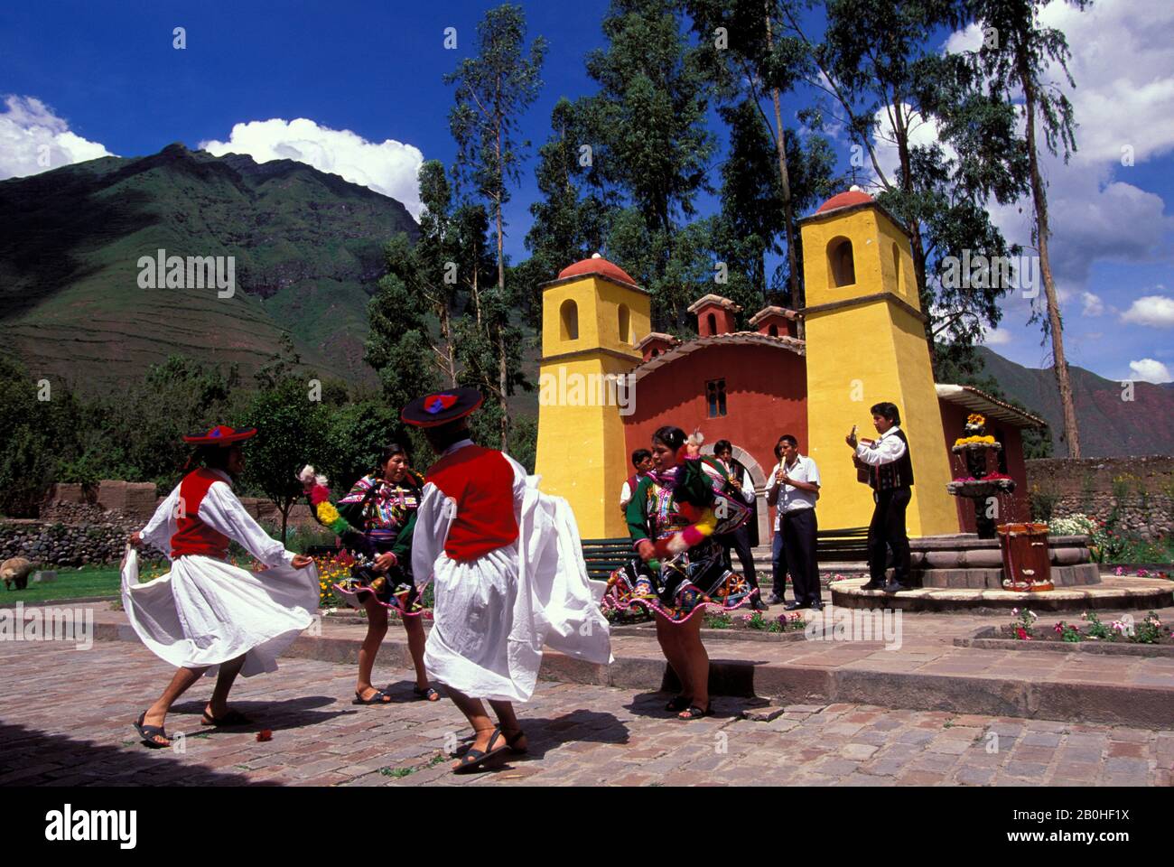 PERÙ, VICINO A CUZCO, VALLE SACRA, HOTEL POSADA DEL INCA, DANZE POPOLARI, SFONDO DELLA CHIESA Foto Stock