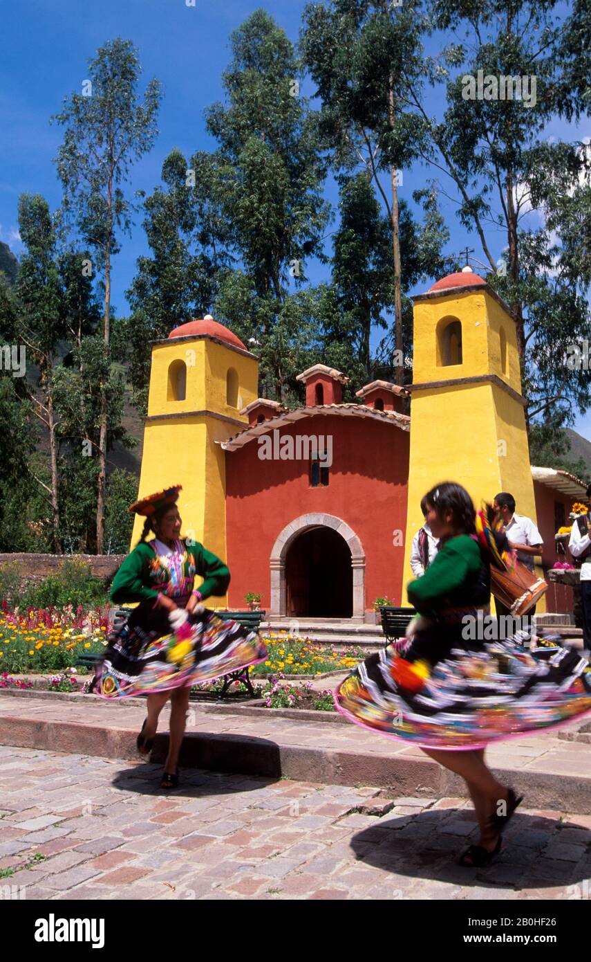 PERÙ, VICINO A CUZCO, VALLE SACRA, HOTEL POSADA DEL INCA, DANZE POPOLARI, SFONDO DELLA CHIESA Foto Stock
