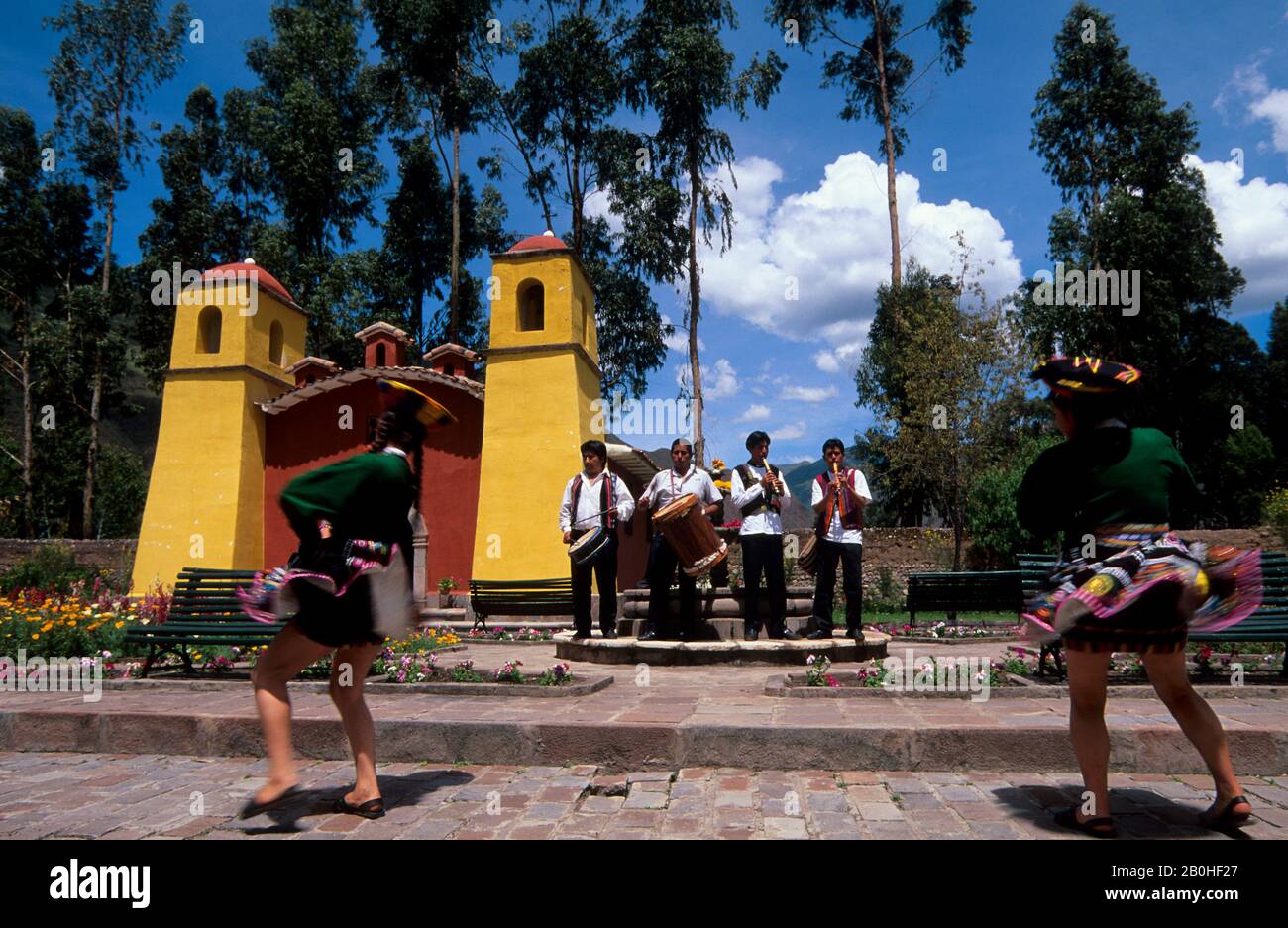 PERÙ, VICINO A CUZCO, VALLE SACRA, HOTEL POSADA DEL INCA, DANZE POPOLARI, SFONDO DELLA CHIESA Foto Stock