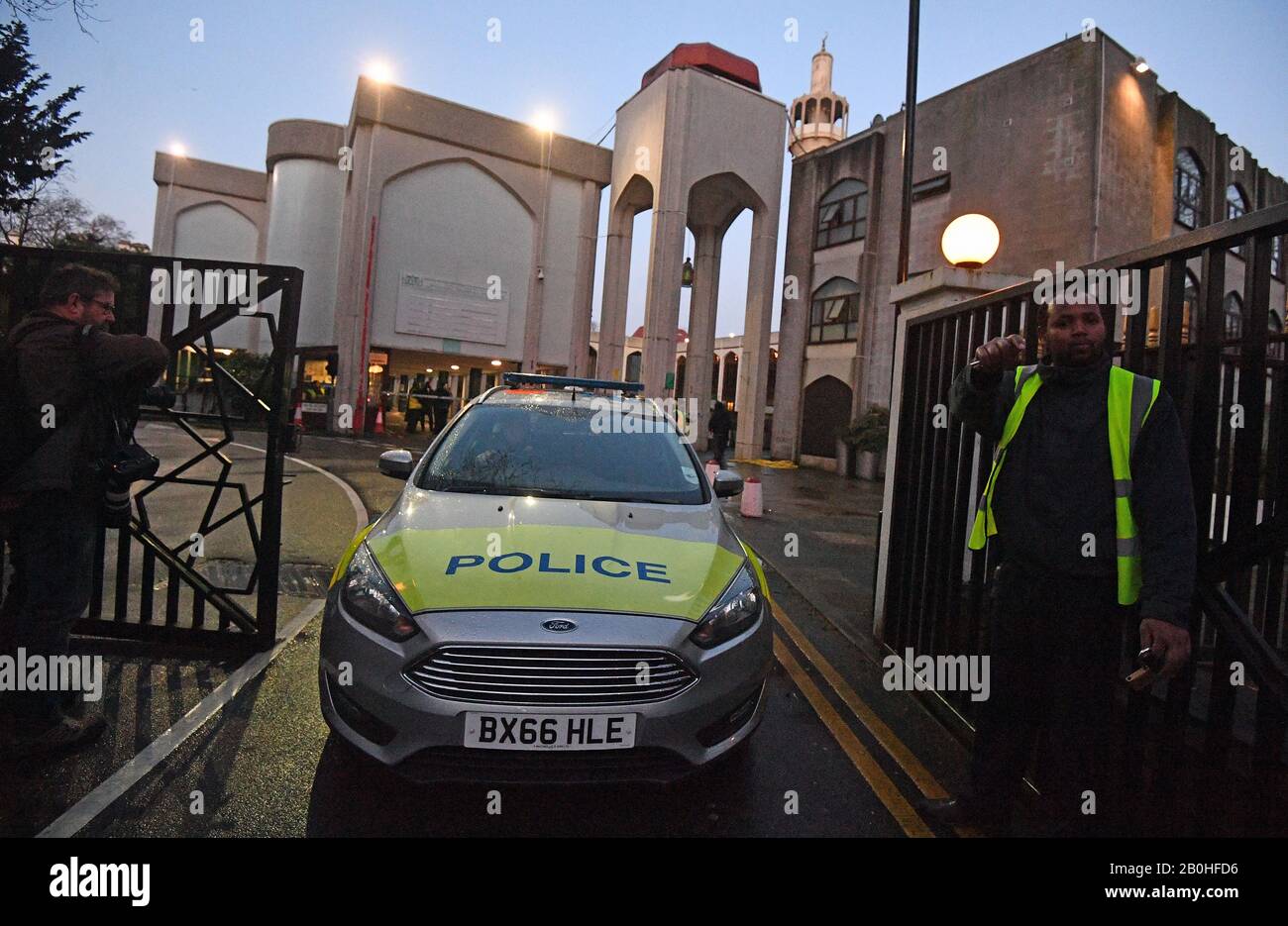 Polizia fuori dalla Moschea Centrale di Londra a Regent's Park, dove gli ufficiali hanno arrestato un uomo per sospetto di tentato omicidio dopo che sono stati chiamati a rapporti di un pugnale. Foto Stock