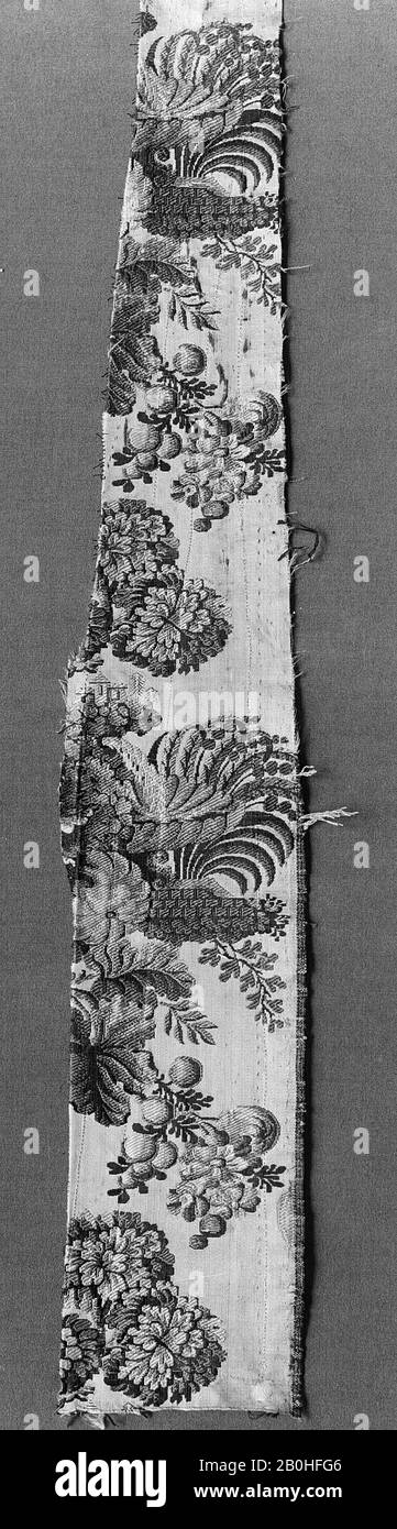 Pezzo, italiano o inglese, ca. 1735, italiano o inglese, seta, 31 × 5 pollici (78,7 × 12,7 cm), Tessuto tessile Foto Stock