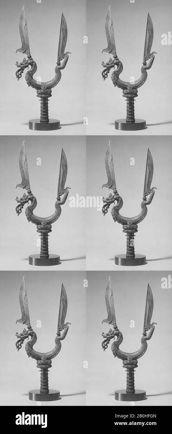 Halberd Head con Naga e Blades, Indonesia (Java), periodo giavanese orientale, regno Singasari, Data ca. Seconda metà del 13th secolo, Indonesia (Java), lega di rame, H.17 1/2 in. (44,4 cm); W. 8 1/4 in. (21 cm), Metallo Foto Stock