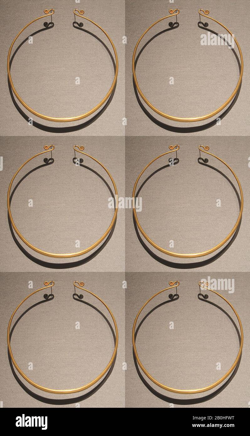 Coppia, Indonesia (Java), periodo giavanese orientale, Data 8th-inizio 9th secolo, Indonesia (Java), Oro, Diam. 5 3/4 poll. (14,5 cm), Gioielli Foto Stock