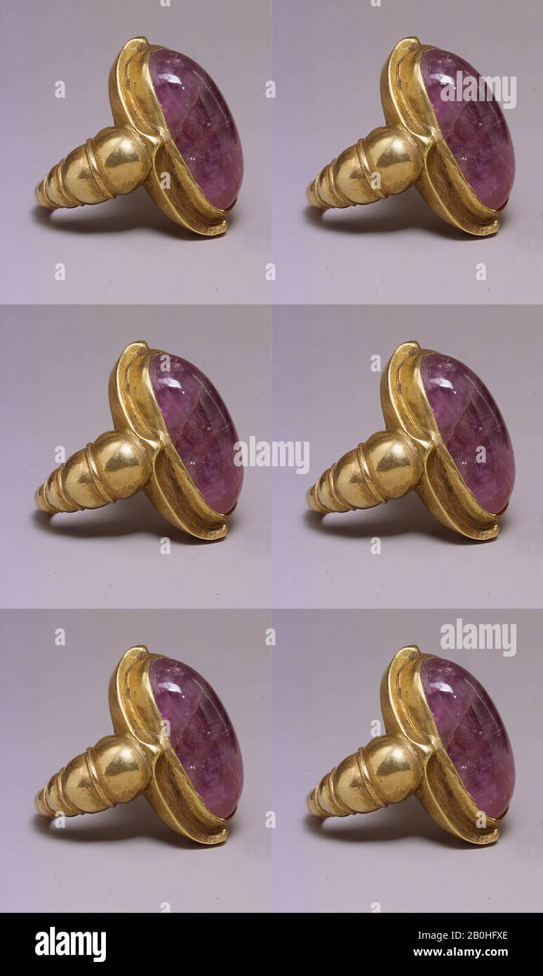 Anello con Grande pietra ovale viola in pianura Mount, Indonesia (Java), periodo giavanese centrale, Data 8th-inizio 10th secolo, Indonesia (Java), oro con pietra viola, Diam. 1/16" (2,7 cm), Gioielli Foto Stock