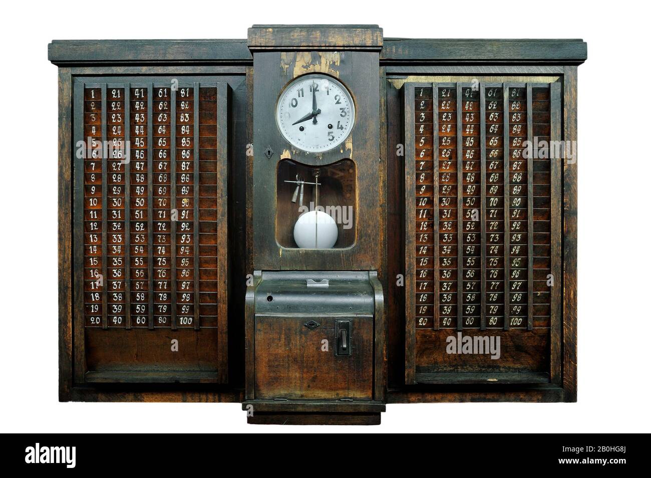 Orologio antico in legno / orologio vintage punch, dispositivo che registra orari di inizio e fine per dipendenti orari su sfondo bianco Foto Stock