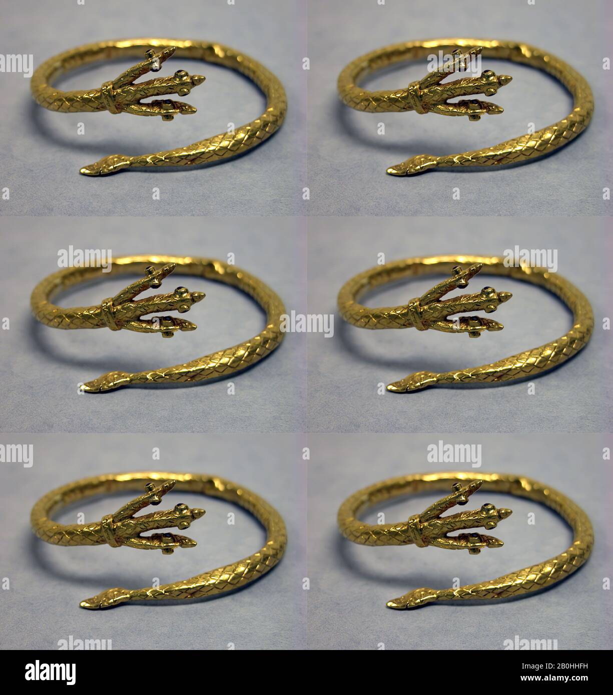 Bracciale con serpente A Tre Teste, Thailandia del Nord, 15th-16th secolo, Thailandia del Nord, oro, Diam. 3 1/16" (7,7 cm), Gioielli Foto Stock