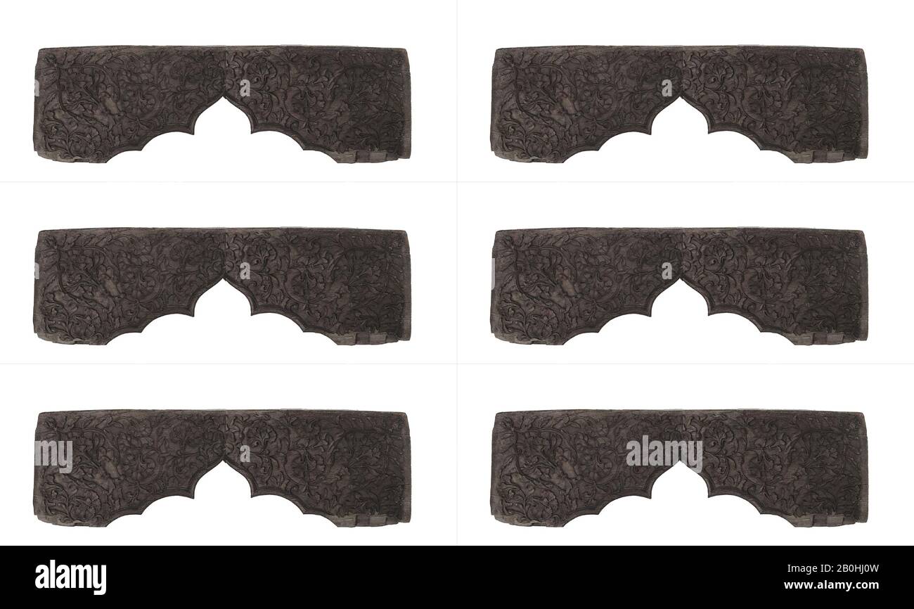 Sezione superiore di un arco, India del Nord, fine del 17th secolo, India del Nord, legno, H. 12 7/8 in. (32,7 cm); W. 43 3/4 in. (111,1 cm); D. 1 1/4 poll. (3,2 cm), legno Foto Stock