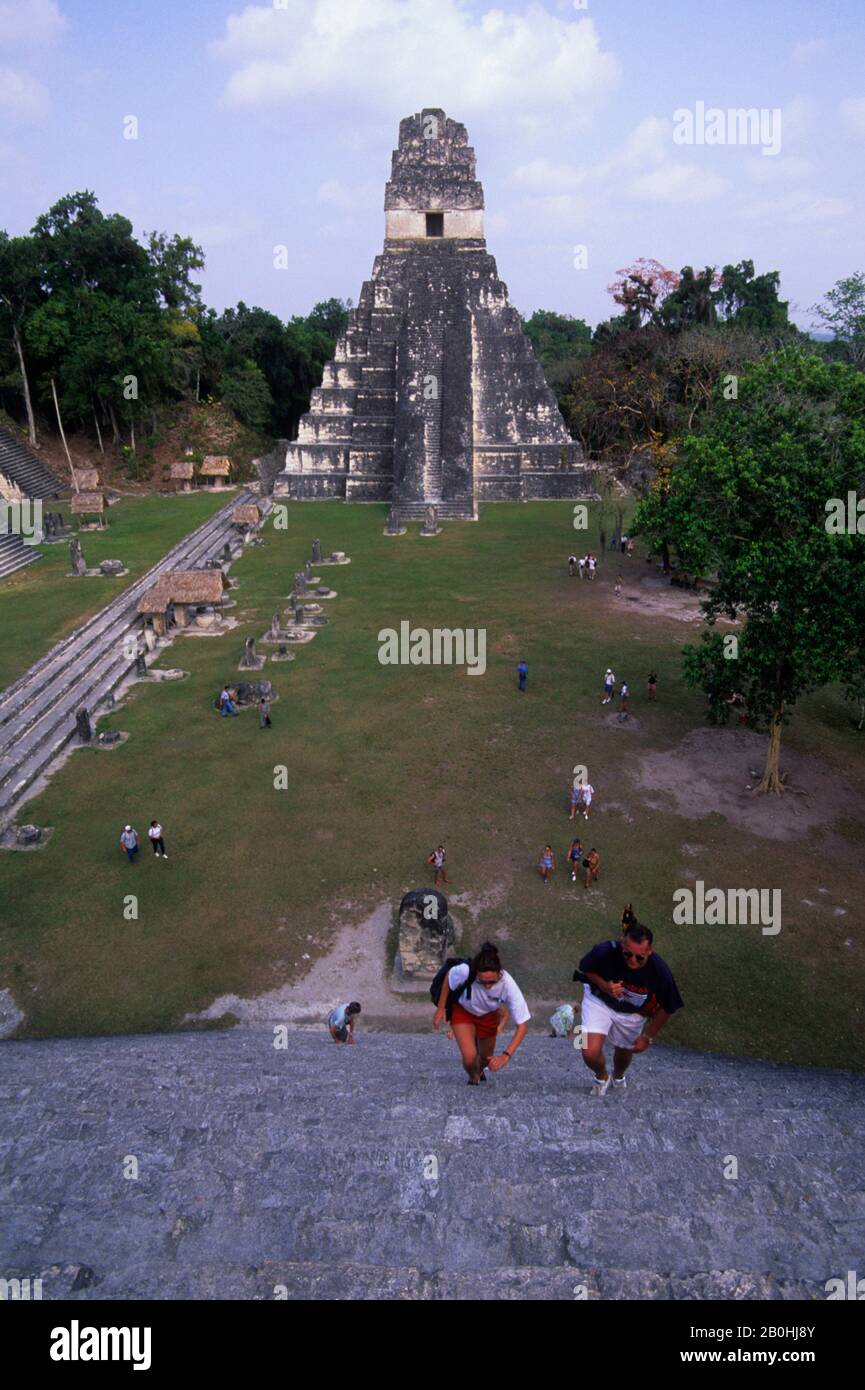 GUATEMALA, TIKAL, TEMPIO DELLA JAGUAR GIGANTE (TEMPIO I), GRANDE PLAZA, TURISTI Foto Stock