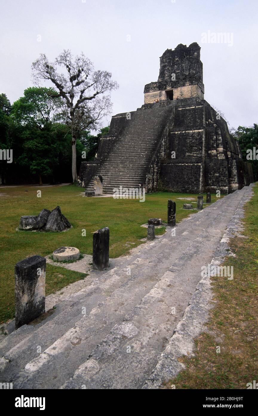 GUATEMALA, TIKAL, GRANDE PLAZA, TEMPIO DELLE MASCHERE (TEMPIO II) Foto Stock