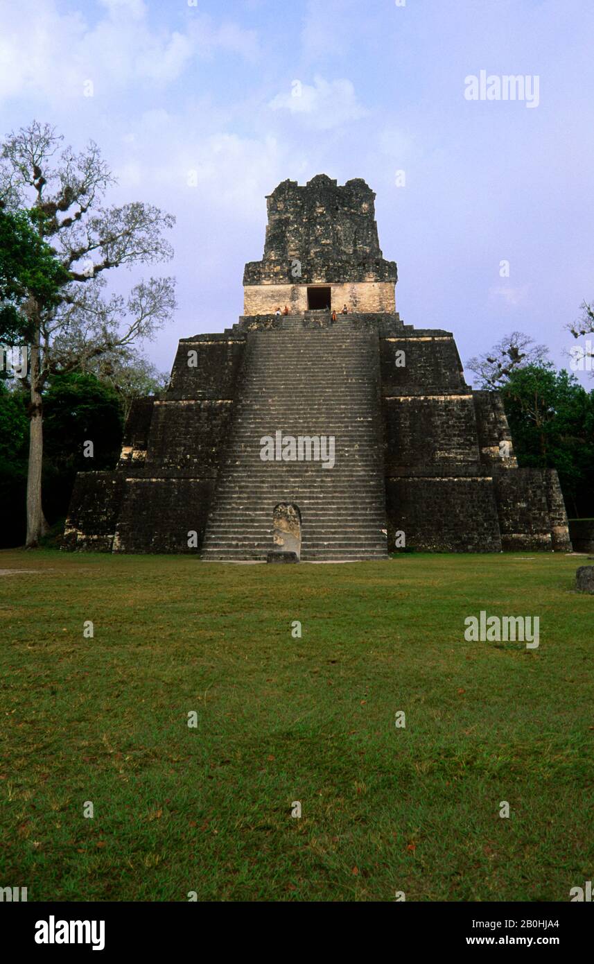 GUATEMALA, TIKAL, GRANDE PLAZA, TEMPIO DELLE MASCHERE (TEMPIO II) Foto Stock