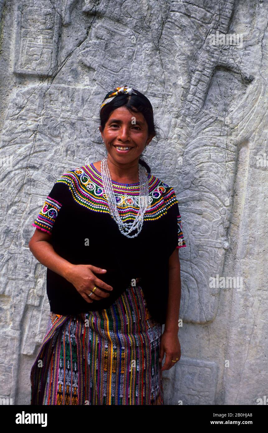 GUATEMALA, TIKAL, STELE SCOLPITE, DONNA LOCALE Foto Stock