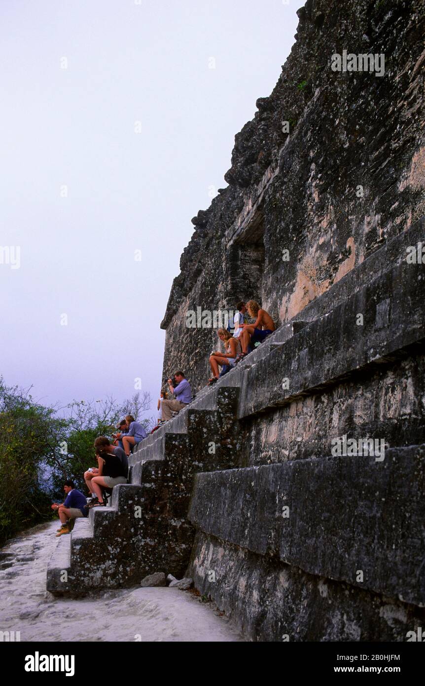 GUATEMALA, TIKAL, TEMPIO IV, TURISTI Foto Stock