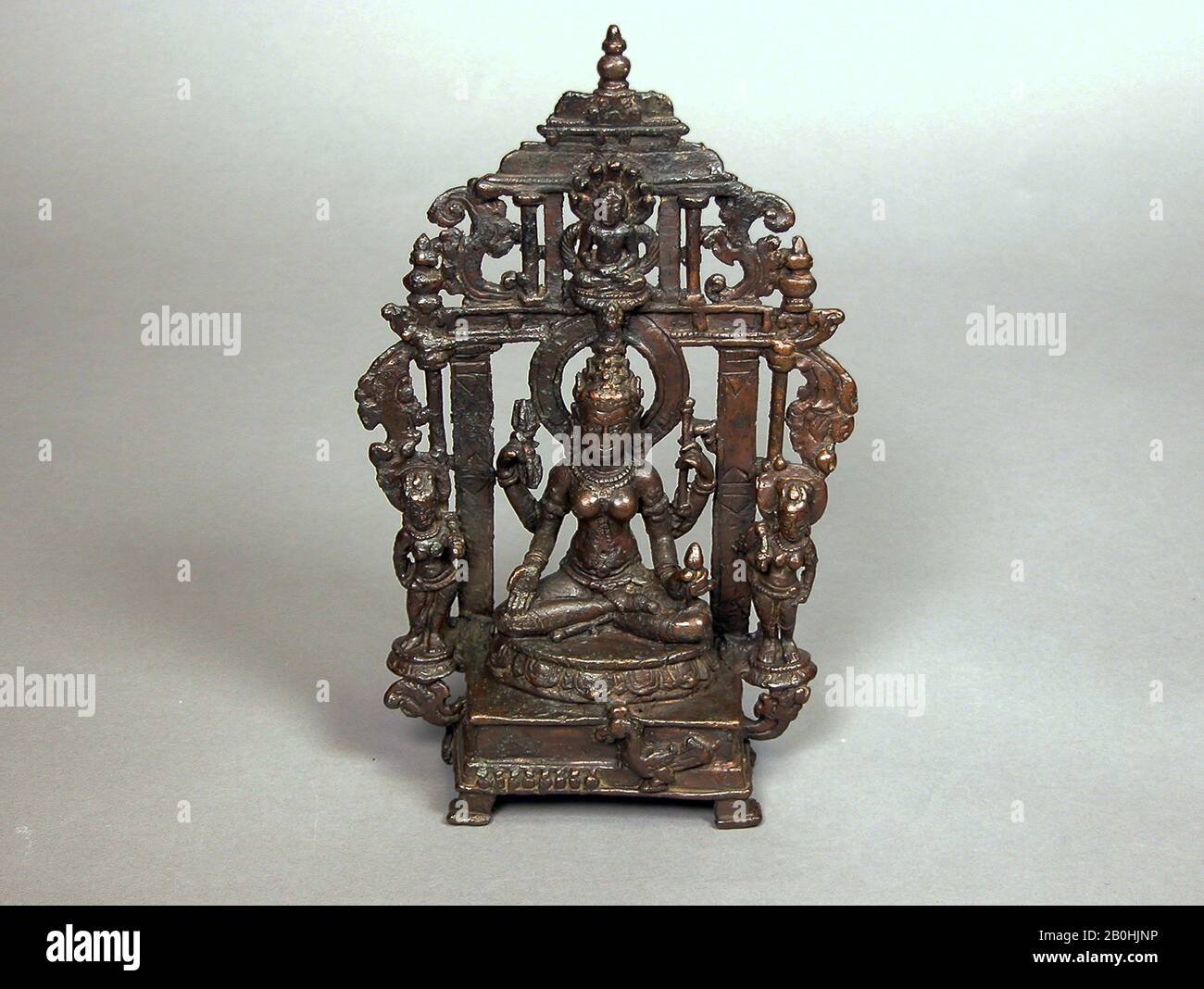 Jain Goddess Padmavati, India (Gujarat), Ca. 10th secolo, India (Gujarat), lega di rame, H. 9 7/16 in. (24 cm), scultura Foto Stock