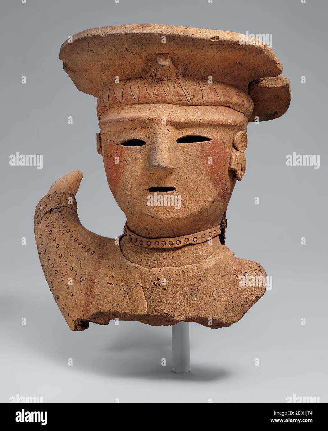 Haniwa (Clay Sculpture) di un Assistente Santuario femminile, Giappone, periodo Kofun (ca. 3rd-7th secolo), Data 6th secolo, Giappone, Earthenware con tracce di colore, H. 12 3/8 in. (31,5 cm), ceramica Foto Stock