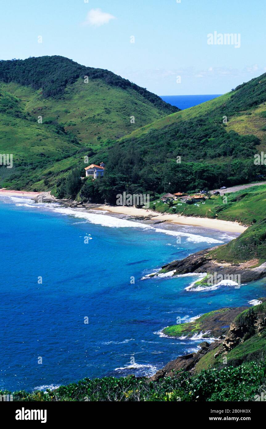 SUD AMERICA, BRASILE, BUZIOS, VILLAGGIO DI PESCATORI / LOCALITÀ TURISTICA, VISTA SULLA VICINA SPIAGGIA Foto Stock