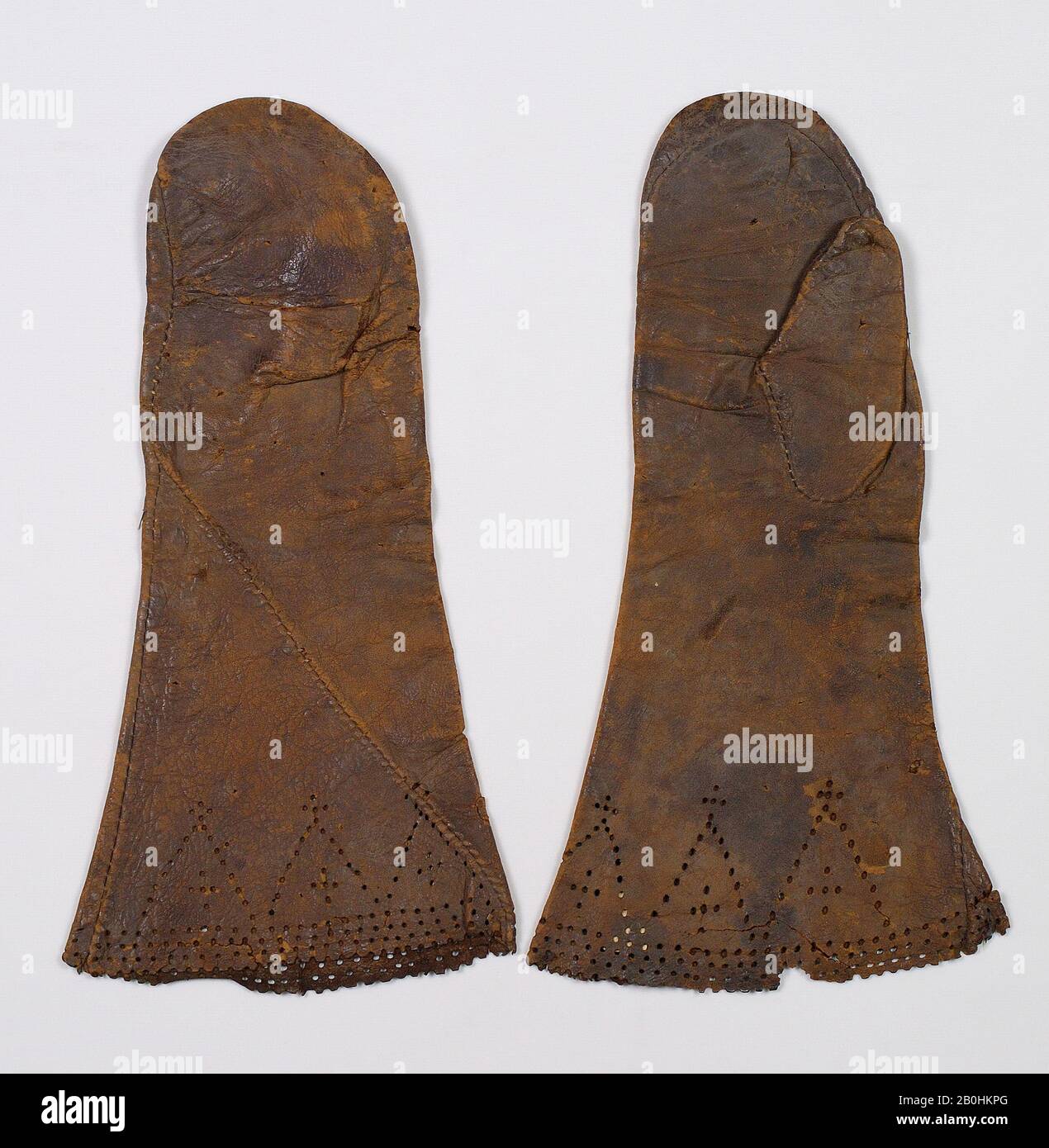 Mittens, British, inizio 17th secolo, British, pelle Foto Stock