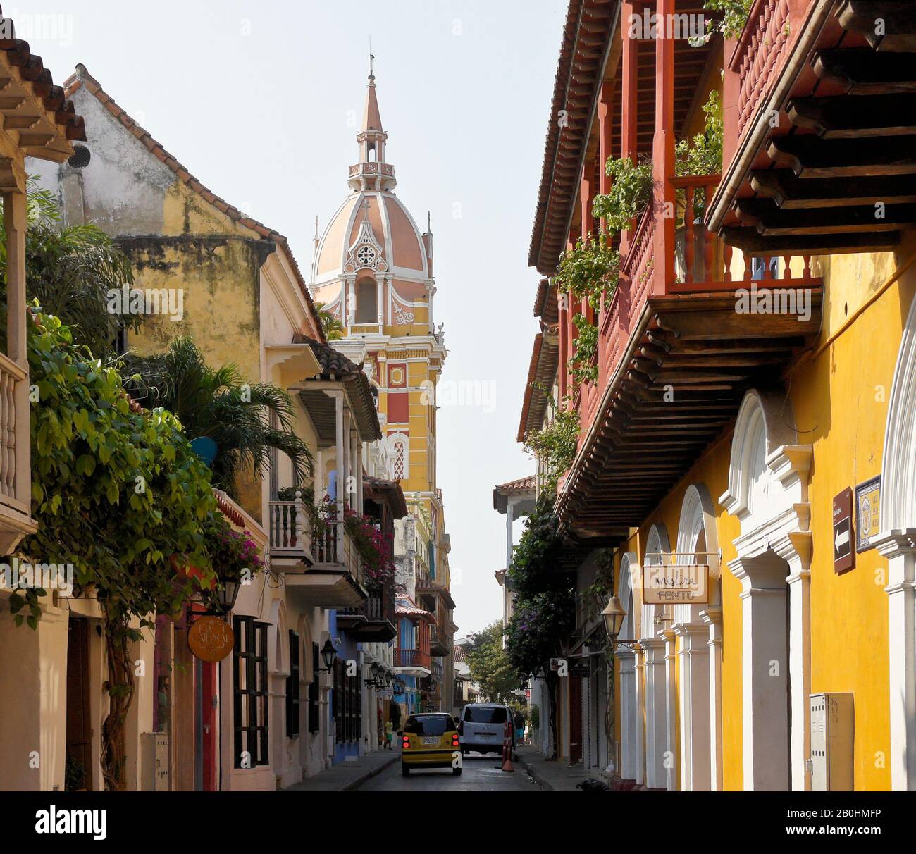 Cattedrale di Cartagena e architettura coloniale nella Città Vecchia (città murata) di Cartagena, Colombia Foto Stock