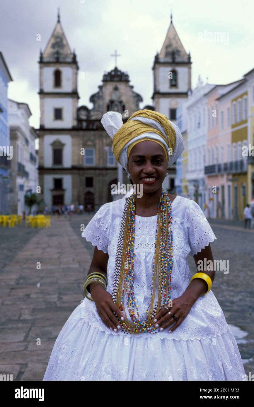 BRASILE, SALVADOR DE BAHIA, STREET SCENE, SAN FRANCISCO CHIESA, DONNA LOCALE (BAHIANA) Foto Stock