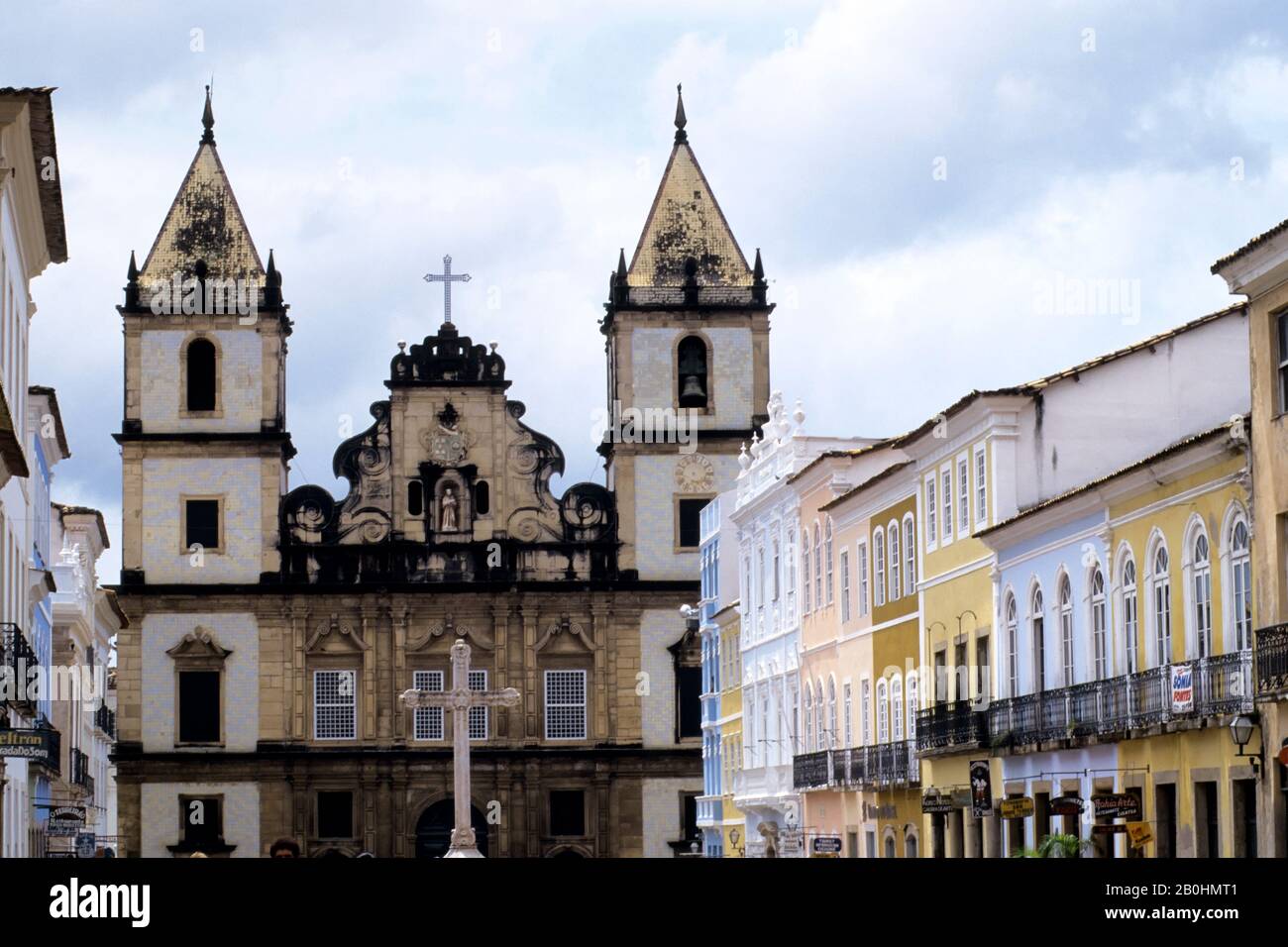 BRASILE, SALVADOR DE BAHIA, STREET SCENE, CASE COLONIALI, SAN FRANCISCO CHIESA IN BACKGROUND Foto Stock