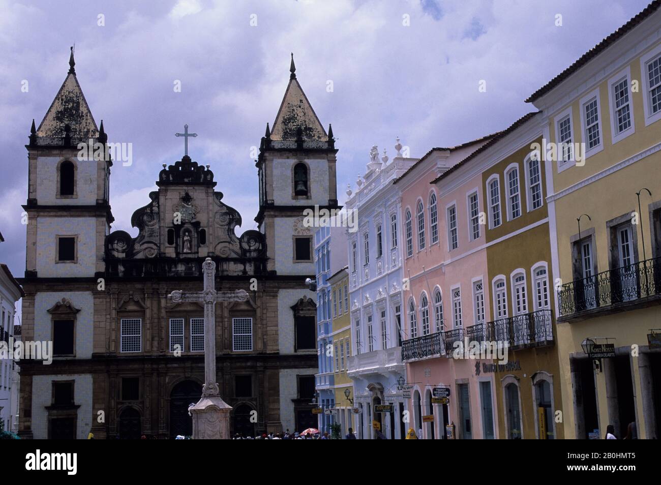 BRASILE, SALVADOR DE BAHIA, STREET SCENE, CASE COLONIALI, SAN FRANCISCO CHIESA IN BACKGROUND Foto Stock