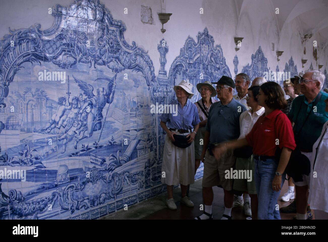 BRASILE, SALVADOR DE BAHIA, SAN FRANCISCO CHIESA, CORTILE, PIASTRELLE PORTOGHESI, TURISTI Foto Stock