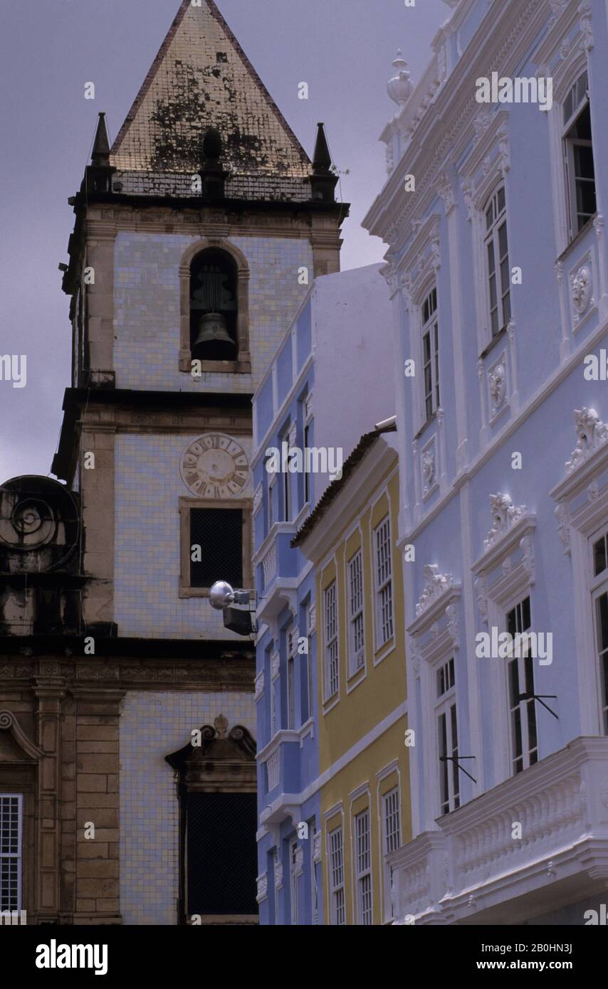 BRASILE, SALVADOR DE BAHIA, STREET SCENE, CASE COLONIALI, SAN FRANCISCO CHIESA IN BACKGROUND Foto Stock