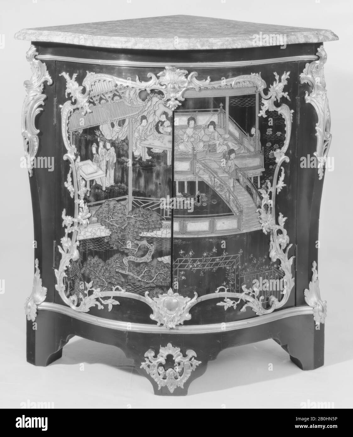 Bernard II van Risenburgh, corner cabinet (encoignure) (uno di un paio), francese, Parigi, Bernard II van Risenburgh (ca. 1696–ca. 1767), ca. 1745–49, francese, Parigi, quercia impiallacciato con lacca ebano e coromandel, legno di ciliegio e legno di purea; supporti in bronzo dorato; piano in marmo di brocatelle, H. 35-7/8 x W. 33-7/8 x D. 26-1/8 in. (91,1 x 86,0 x 66,4 cm), legno-mobili Foto Stock