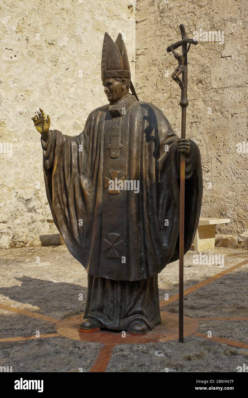 Una statua in bronzo di Papa Giovanni Paolo II si trova dietro la cattedrale di Cartagena nella città vecchia murata (Las Murallas), Cartagena, Colombia Foto Stock