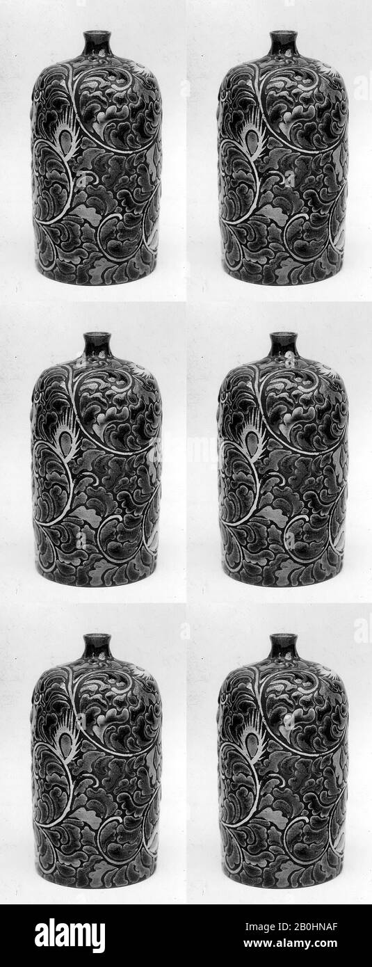 Bottiglia di vino, Giappone, periodo Edo (1615–1868), Data 1780, Giappone, Faenza con smalti; disegni in bassorilievo (Kyoto ware), H.5 1/8 in. (13 cm), ceramica Foto Stock